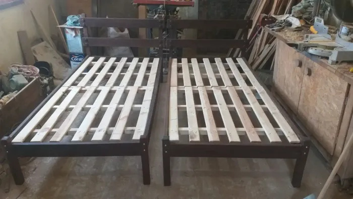 Duas camas de solteiro nova. 