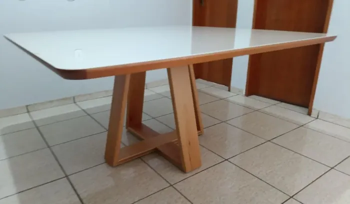 Mesa de jantar 150x150 madeira macica ara 8 cadeiras ( somente a mesa )