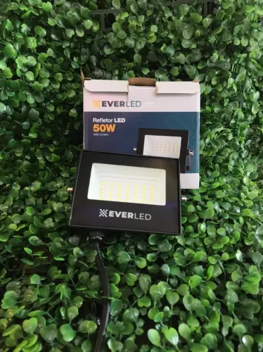 Refletor Led 50WTS 6000k (branco frio) resistente a chuva.