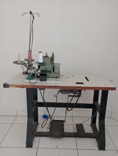 Máquina de costura Overlock
