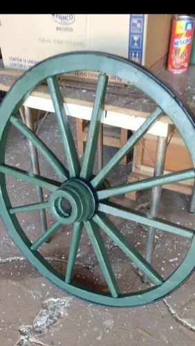 Roda de carroça antiga para decoração