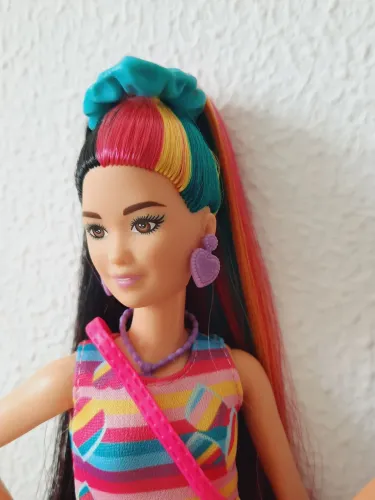 Boneca Barbie Cabelos Coloridos Asiatica