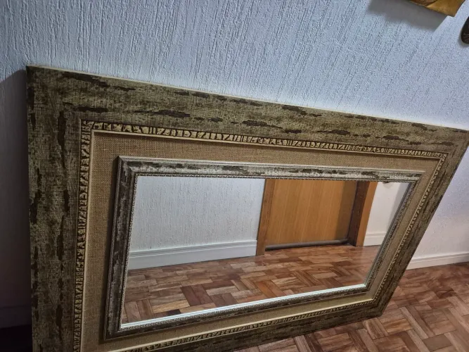 Espelho Decorativo em Moldura Rústica