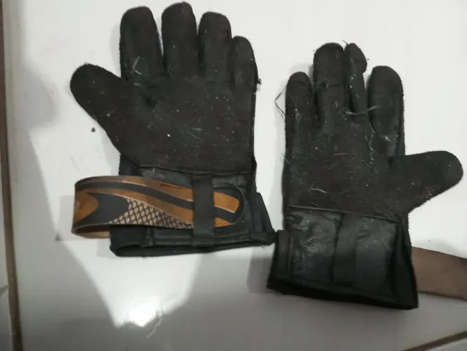 Luva de goleiro usada junto com grip