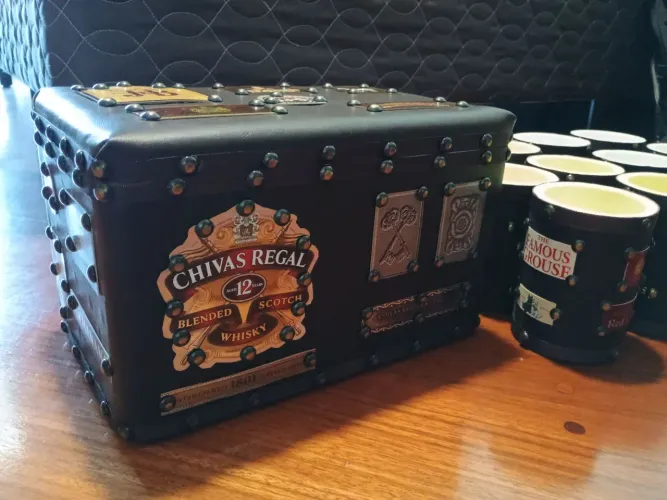 Mini Kit Bar Decorativo Whisky Chivas Regal e The Famous Grouse