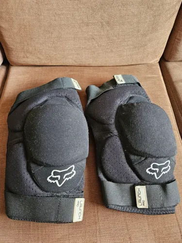 Joelheiras Fox Launch Pro