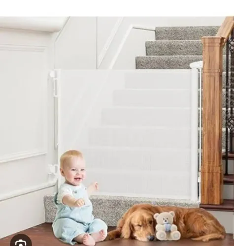 Cerca retrátil de proteção para bebês e pets.