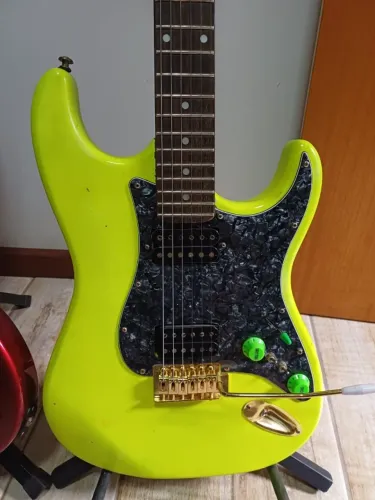 Guitarra amarela