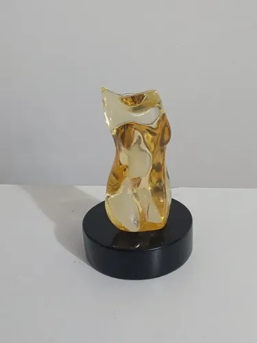 Escultura feminina mulher em acrílico estilizada 