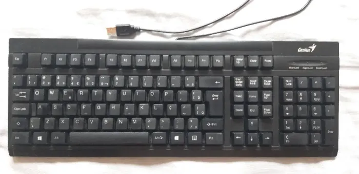 Teclado USB com fio, marca Genius, modelo KB-125, cor preto, semi-novo