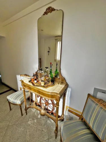 Aparador com espelho colonial