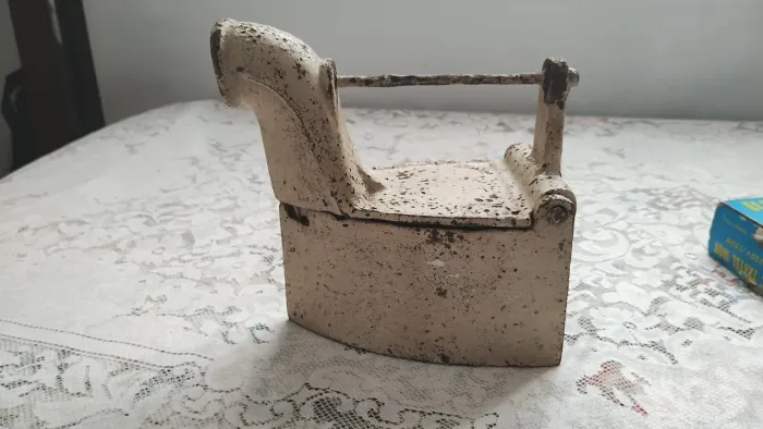 Ferro de passar antigo