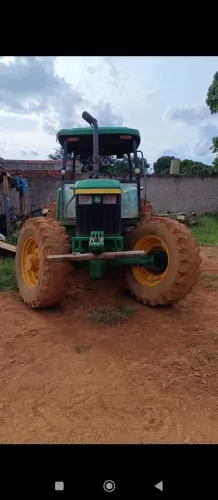 Trator John Deere em ótimo estado