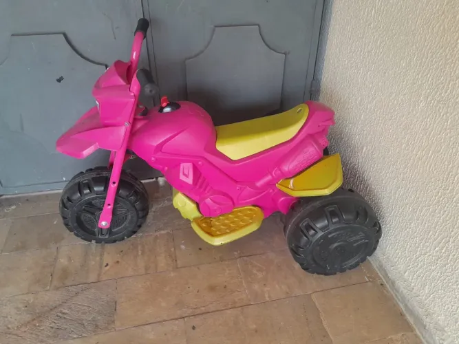 Triciclo infantil acionamento à bateria