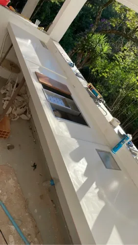 Bancada em porcelanato branco 