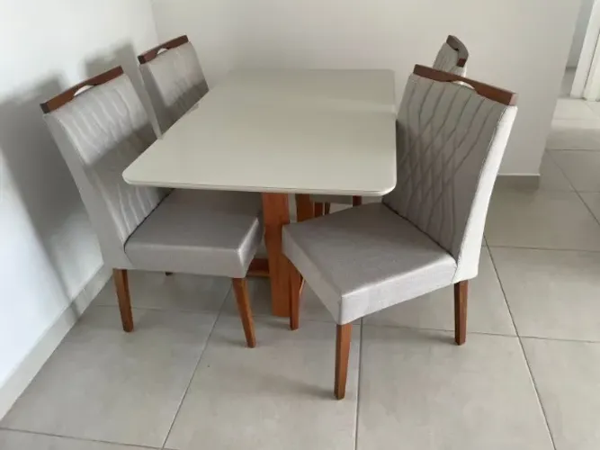 Mesa de Madeira com Vidro e 4 Cadeiras em Linho Novo Mostruário FRETE GRÁTIS