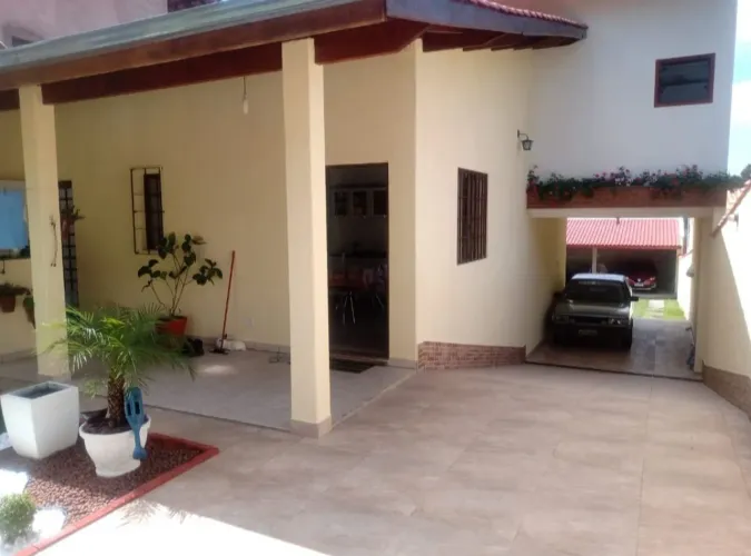 Vende-se linda casa sobrado