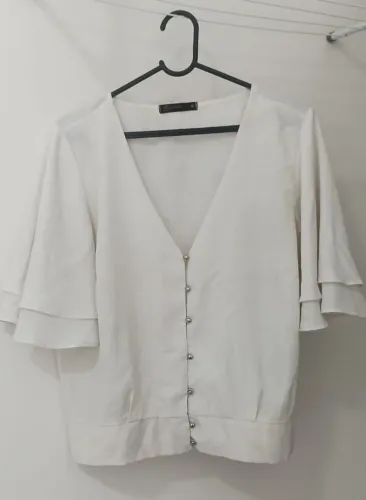 Blusa branca com botões dourados decotado