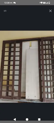 Porta grande de ferro bem preservada 