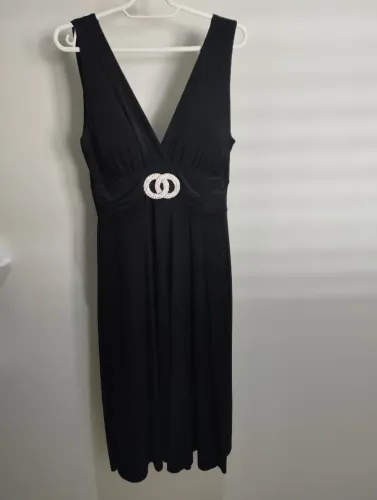 Vestido Preto Elegante com Detalhe
