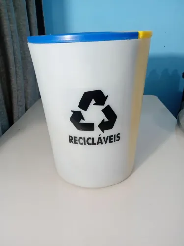 LIXEIRA COM DIVISÓRIA  RECICLÁVEIS 