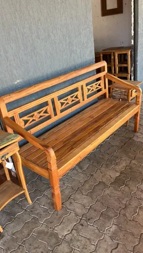 Belo banco de madeira maciça artesanal