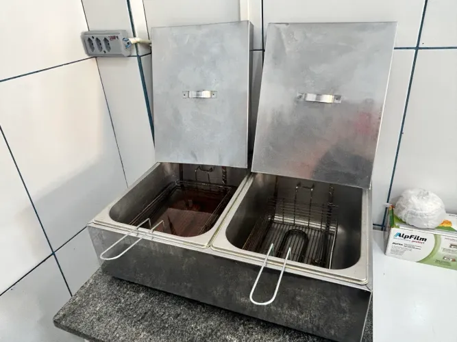 Fritadeira elétrica dupla - 220w (Seis meses de uso)