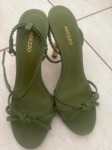 Sandália Arezzo verde militar