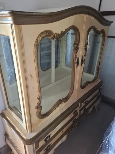 Linda cristaleira madeira de lei estilo Luis XV