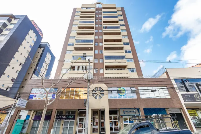 Apartamento à Venda no Bacacheri Amplo, Semi Mobiliado e com Vista para a Serra do Mar