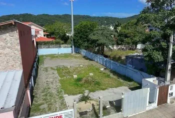 Terreno de 435 m² à venda no bairro Córrego Grande, em Florianópolis.
