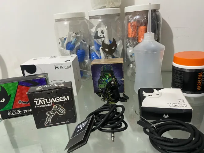 ? VENDO KIT COMPLETO PARA TATUAGEM - R$ 2.200,00 ?