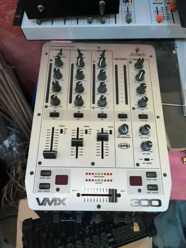 Mixer DJ Behringer VMX 300 - 3 Canais Com Contador de BPM - Ótimo Estado