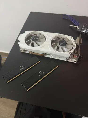 Placa de vídeo galax gtx 1050 ti 4g+ 2 memória ram de 4giga cada