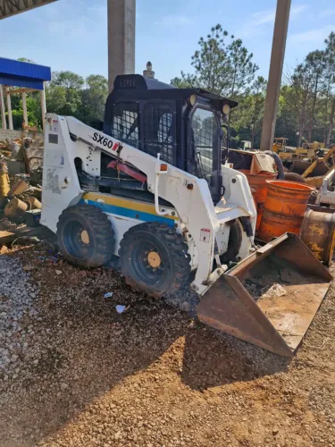 Mini Carregadeira SEMAX SX60 ano 2021 cabinada com problemas de motor repasse 