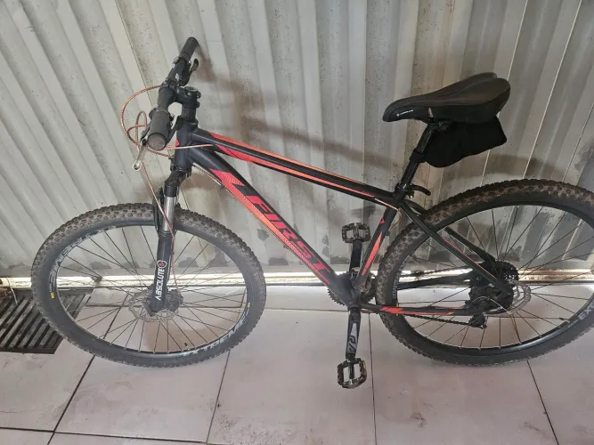 bicicleta firts aro 26, 21 marchas freios a disco, preta e vermelha