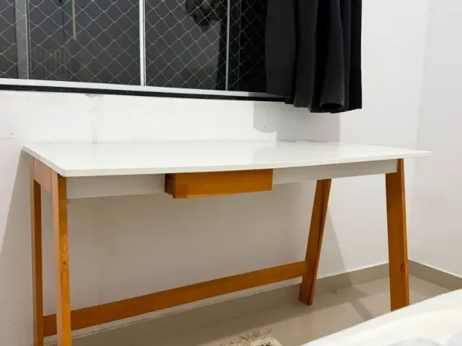 Mesa / Escrivaninha com Tampo Branco e Pés em Madeira