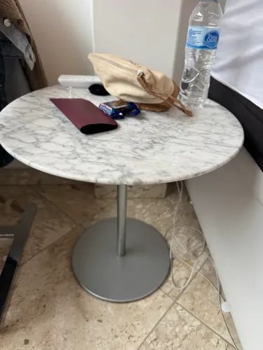 Mesa Lateral Atría Base Laca Champanhe Redonda Tampo Mármore Carrara 49cm