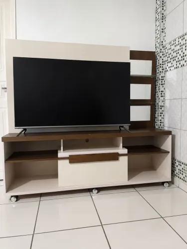 Home Estante Rack com Painel para TV - Off White e Amadeirado - Com Rodinhas