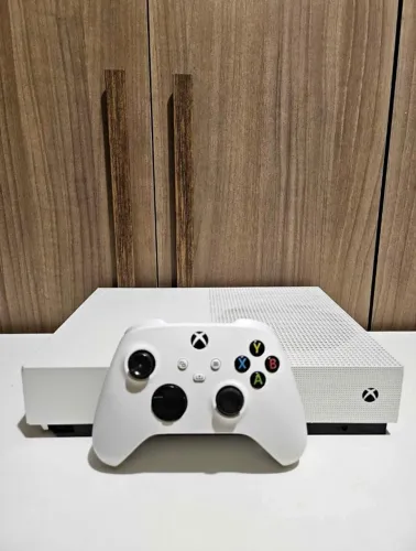 ? Xbox One S Completo | 1 Controle + Cabos Inclusos | Excelente Estado ?<br><br>DMA TECH ?