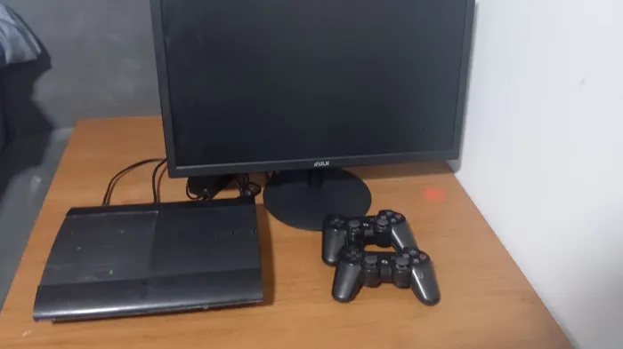 Playstation 3 desbloqueado + monitor (ps3 sem monitor 800 reais)