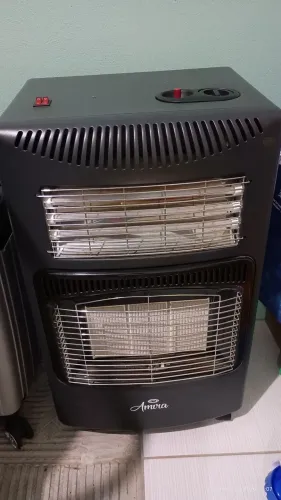 Aquecedor de ambiente à gás e também energia elétrica.