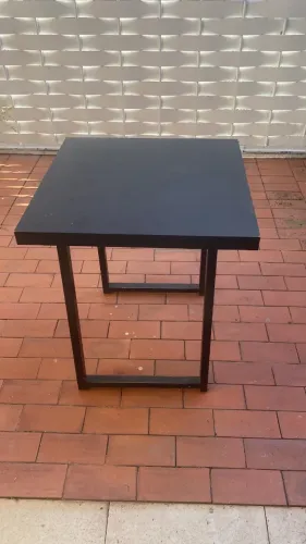 Mesa de MDF com metalon preta ( pra vender logo)