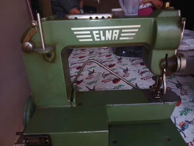 Maquina de costura antiga ELNA Original Suiça Colecionador Vintage anos 40 Reliquia.