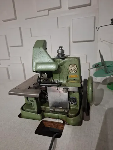 Máquina de costura overloque