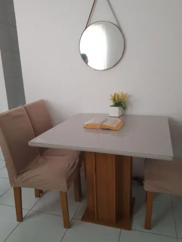 Uma mesa moderna de jantar venda urgente por motivo de saúde