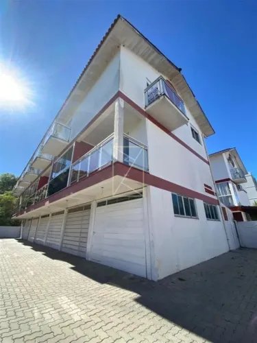 Destak Imóveis aluga sobrado triplex em Ana Rech. Conta com 2 dormitór