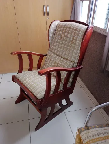 Cadeira de balanço retrô (a baguete premium é um brinde).