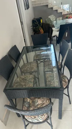 Mesa de vidro com 6 cadeiras de fibra sintética em excelente estado!!