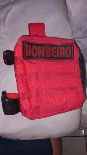 Bornal bombeiro vermelho com as letras emborrachada.